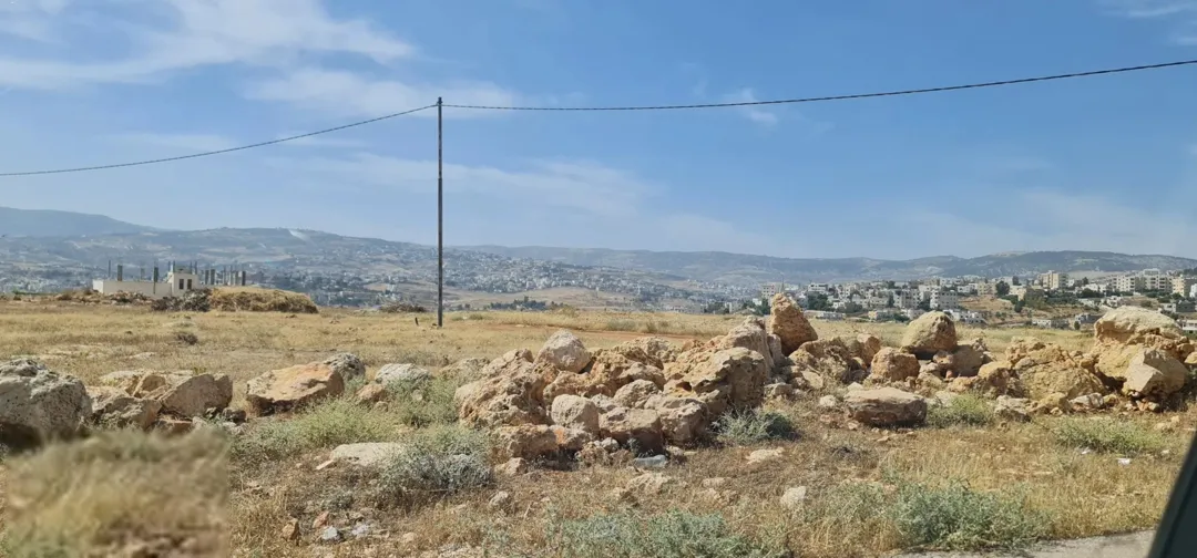 أرض تجارية مميزة للبيع في جرش على أوتوستراد إربد عمان الرئيسي