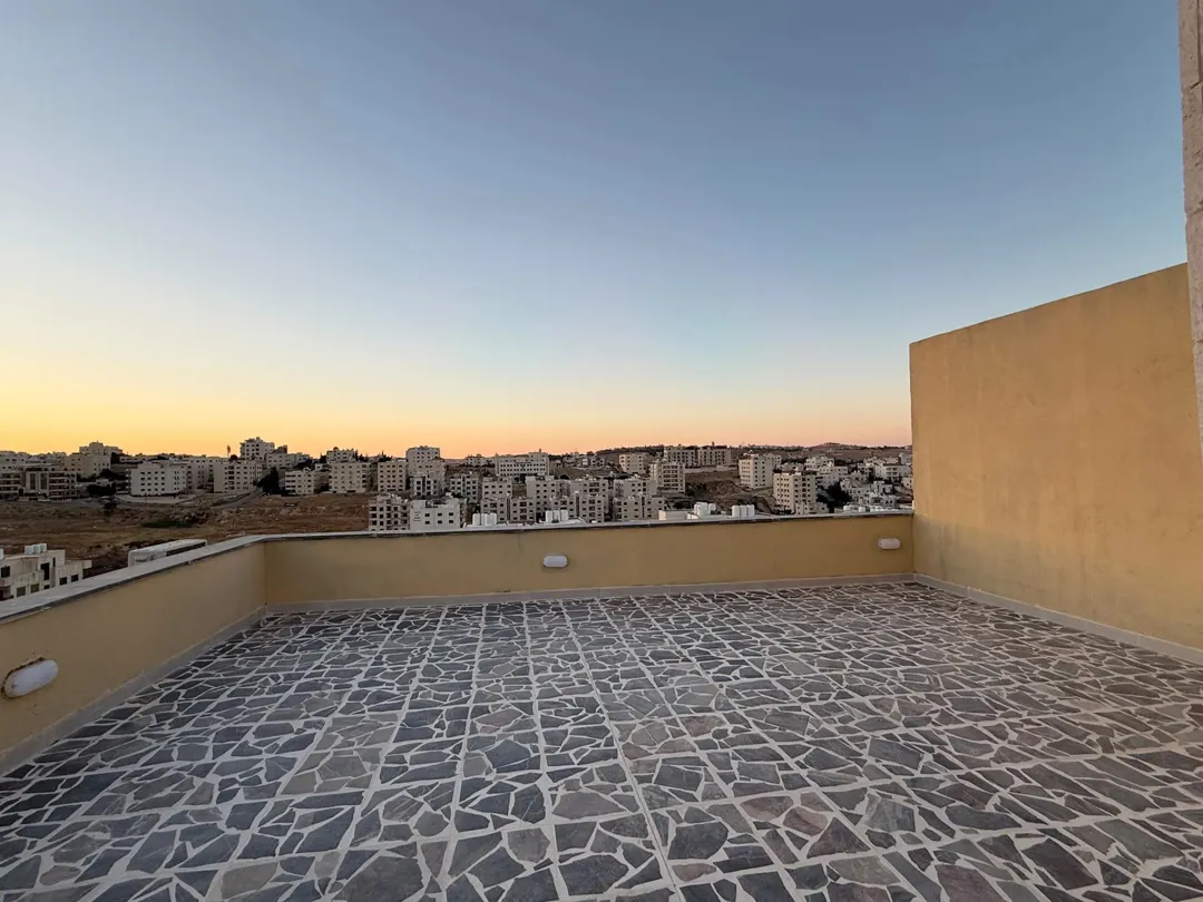 شقة طابق ثالث مع روف للبيع قابل للتفاوض