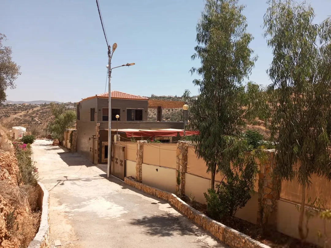 مزرعة ريفية ساحرة بطابقين ومسابح