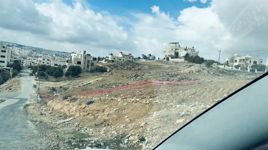 أرض سكنية مميزة للبيع في منطقة ياجوز مطلة على شارع الأردن