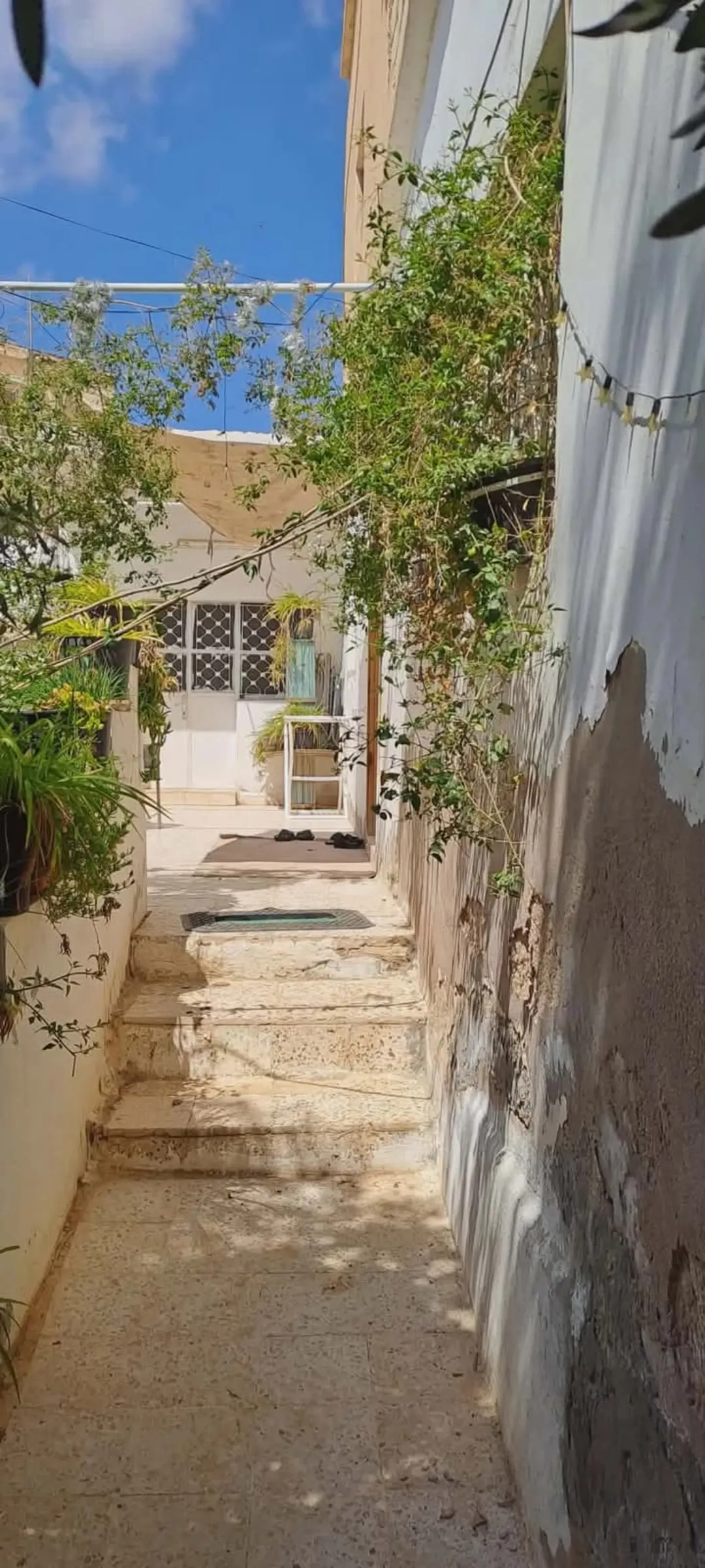 بيت طابقين للبيع 21 000 دينار أردني للأستشمار الغويري في حي الأمير عبدالله