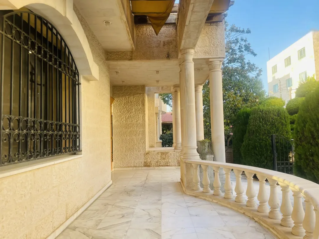 فيلا فاخرة للبيع في دير غبار بسعر 550,000 دينار أردني