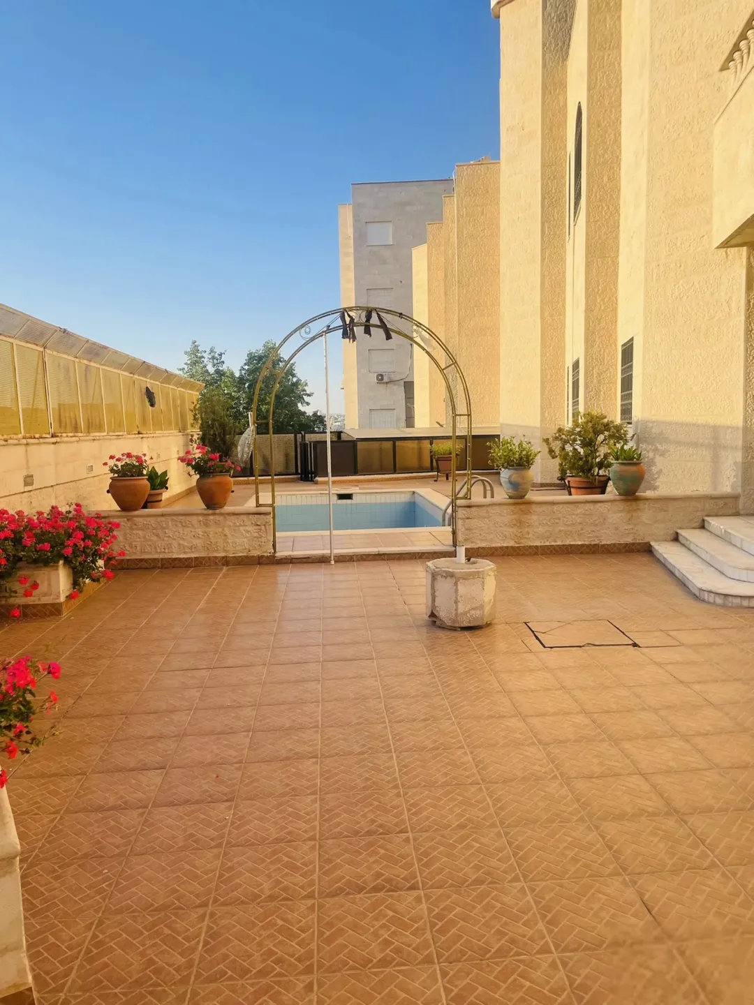 فيلا فاخرة للبيع في دير غبار بسعر 550,000 دينار أردني