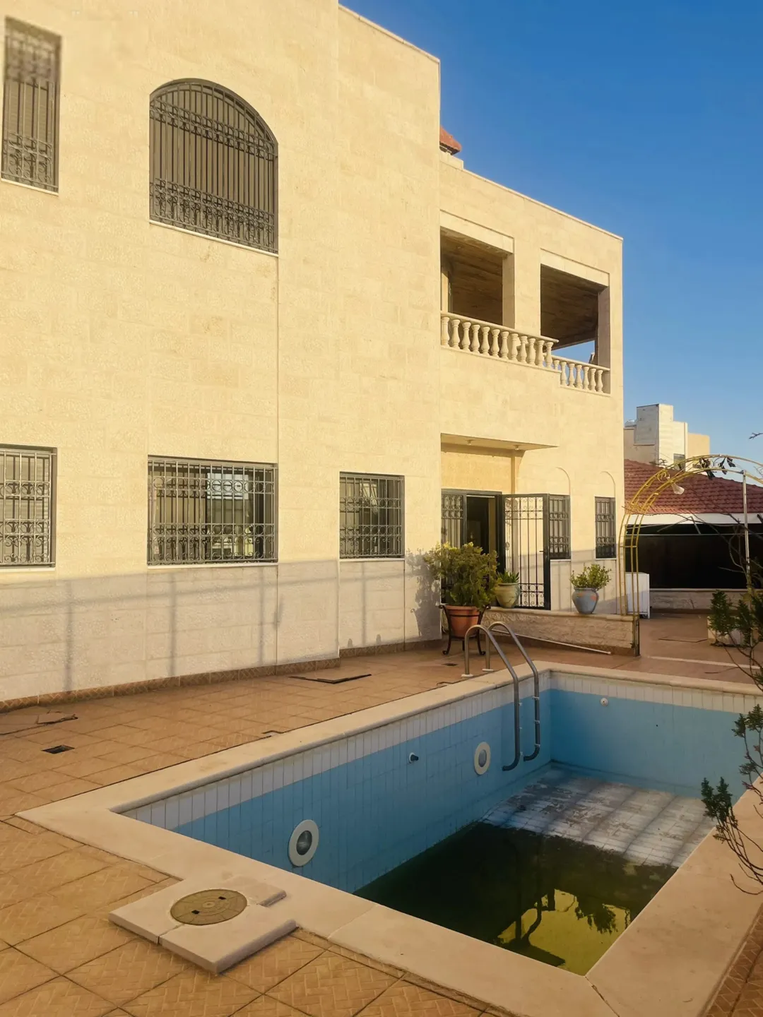 فيلا فاخرة للبيع في دير غبار بسعر 550,000 دينار أردني