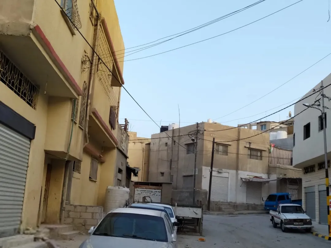 عمارة للبيع في مخيم حطين 5 شقق مخدومه كل الخدمات قرب سوق الغزازوة