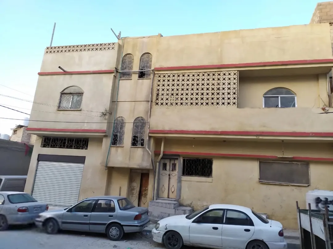 عمارة للبيع في مخيم حطين 5 شقق مخدومه كل الخدمات قرب سوق الغزازوة