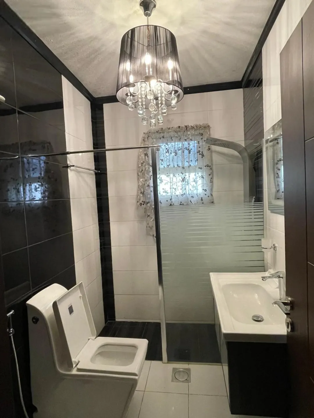 FULLY FURNISHED 3 BED ROOMS APT,BEST LOCATION IN SHMIASANI ,ROSSAY COLLEGE SQUARE BLDG#50 2ND FLOOR