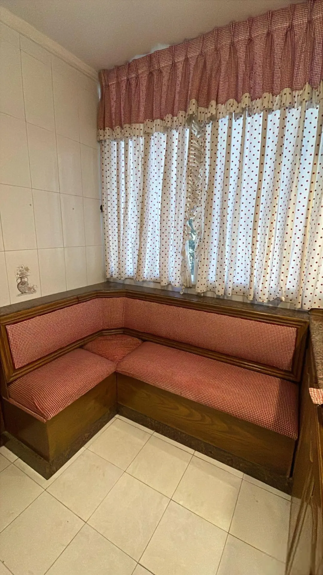 FULLY FURNISHED 3 BED ROOMS APT,BEST LOCATION IN SHMIASANI ,ROSSAY COLLEGE SQUARE BLDG#50 2ND FLOOR