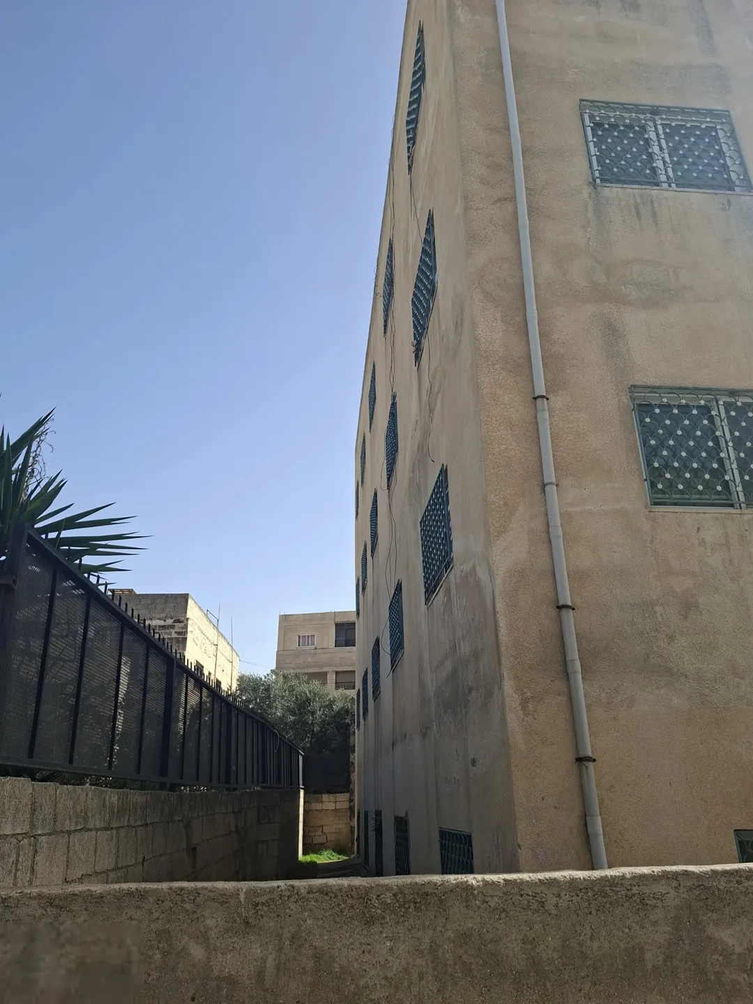 عمارة للبيع في الأردن اربد 8 شقق