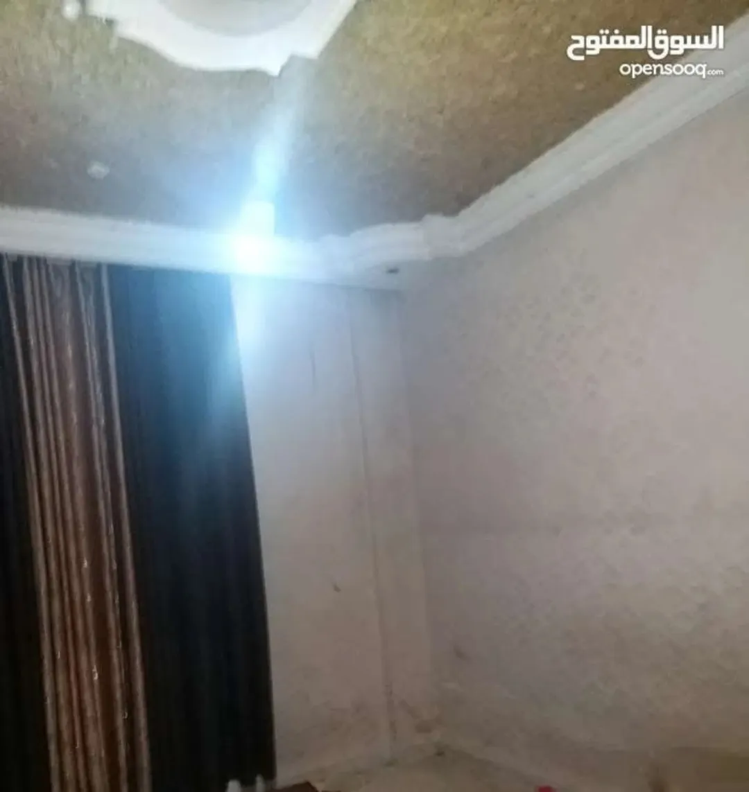 منزل للبيع في منطقة المخيم يتكون من طابقين