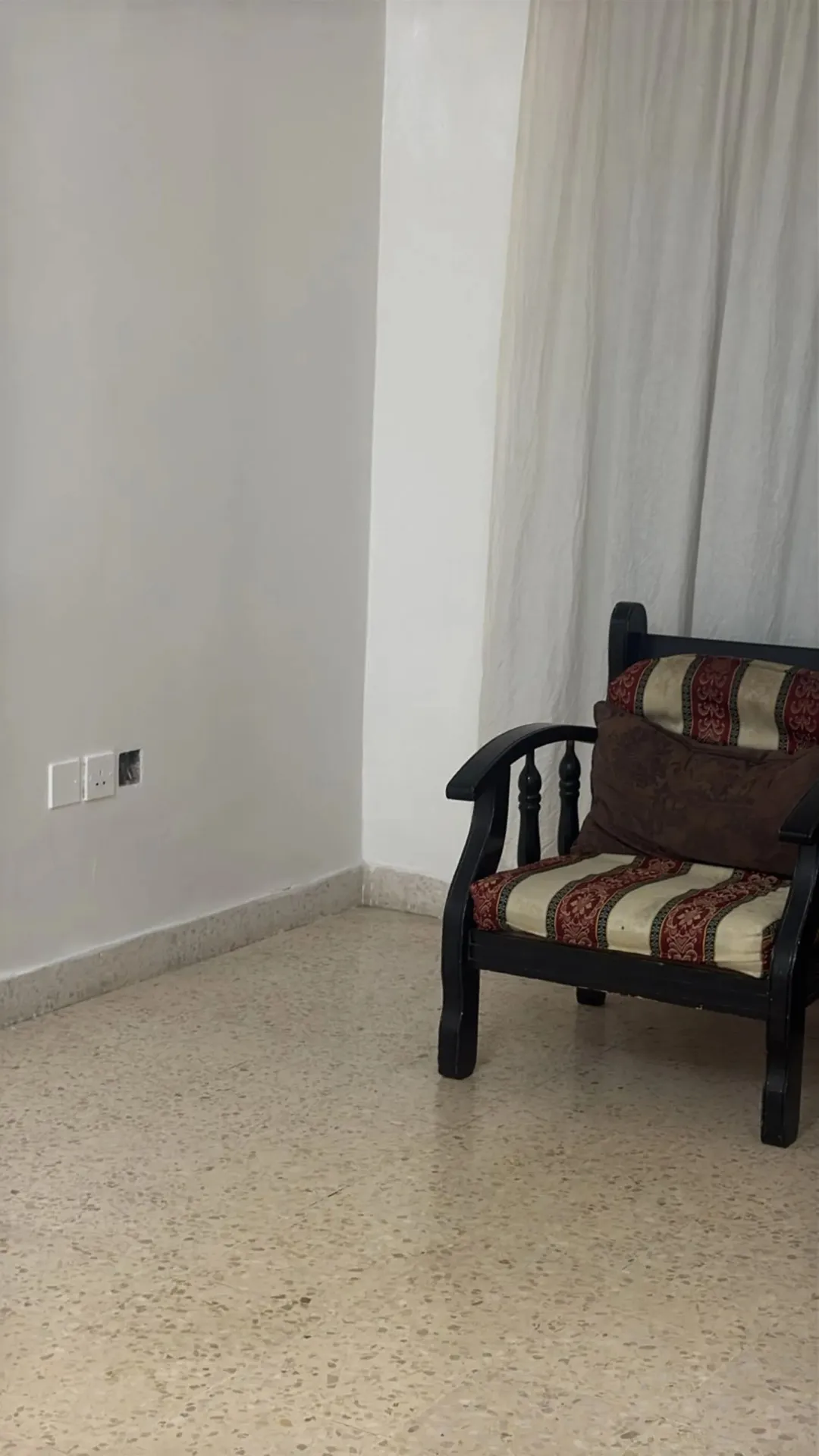 منزل للبيع في المستندة – عمان 3 طوابق ومساحة أرض واسعة