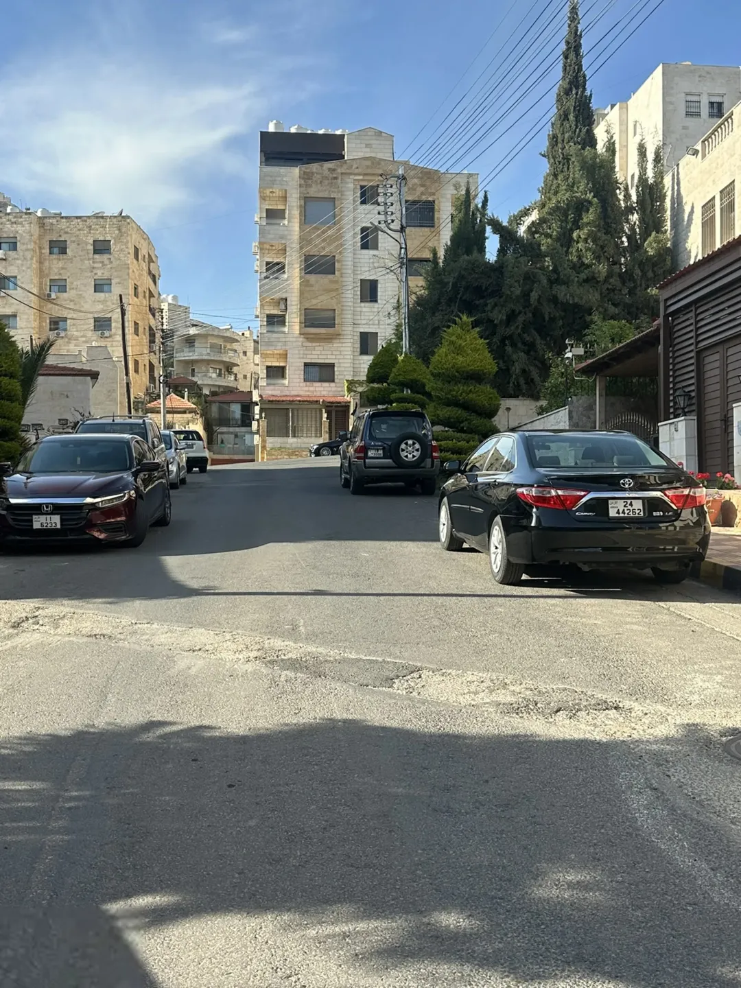 شقة مع روف منفصل للبيع في أم السماق بالقرب من سيتي مول