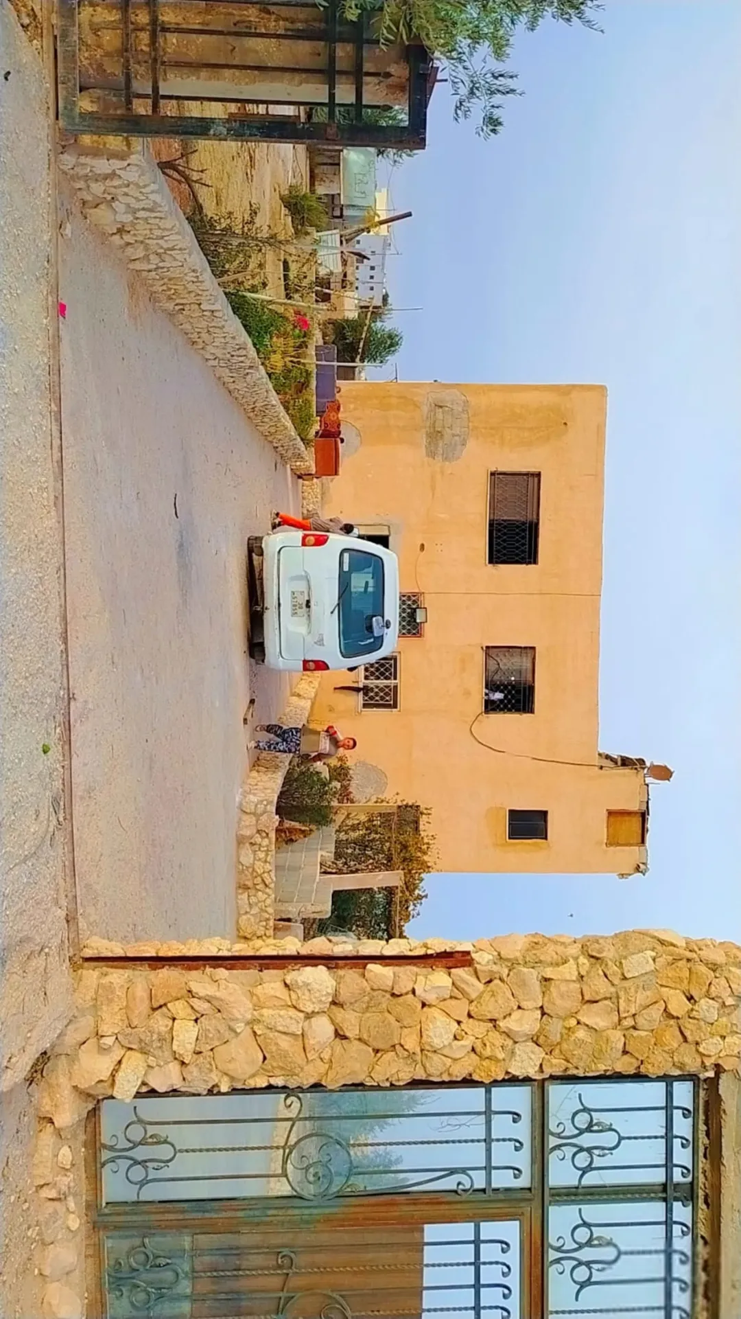 بيت مع ارض للبيع