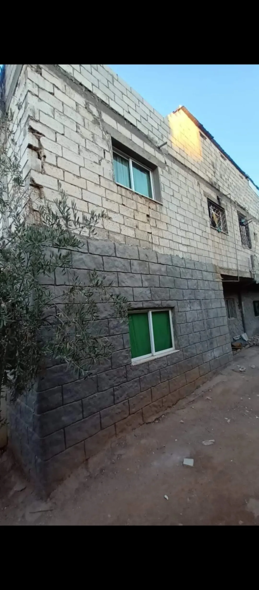 أرض سكنية مع بناء طابقين للبيع في رجم الشامي – عمان