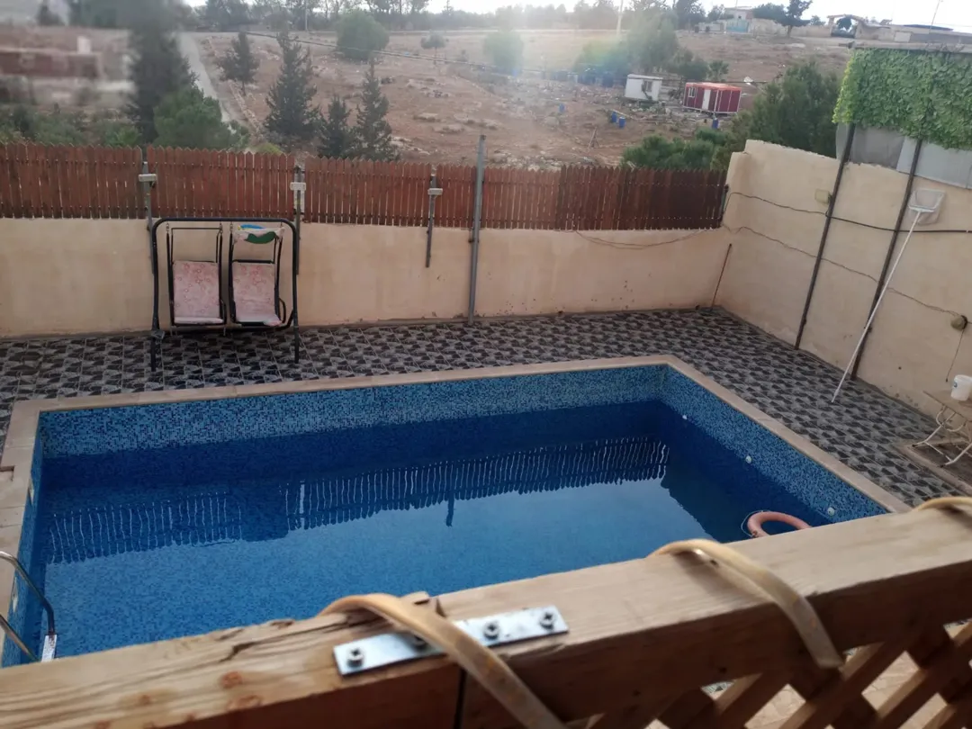 مزرعة رائعة مع مسبح للبيع