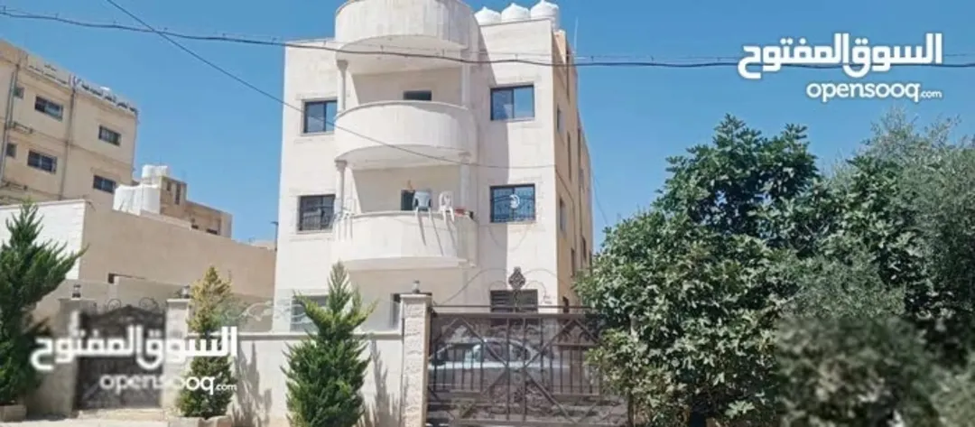 منزل مكون من ثلاث طوابق