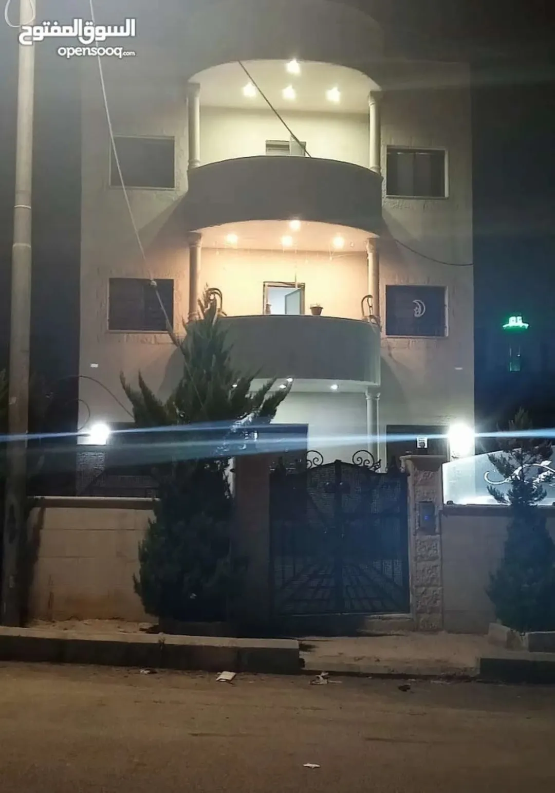 منزل مكون من ثلاث طوابق
