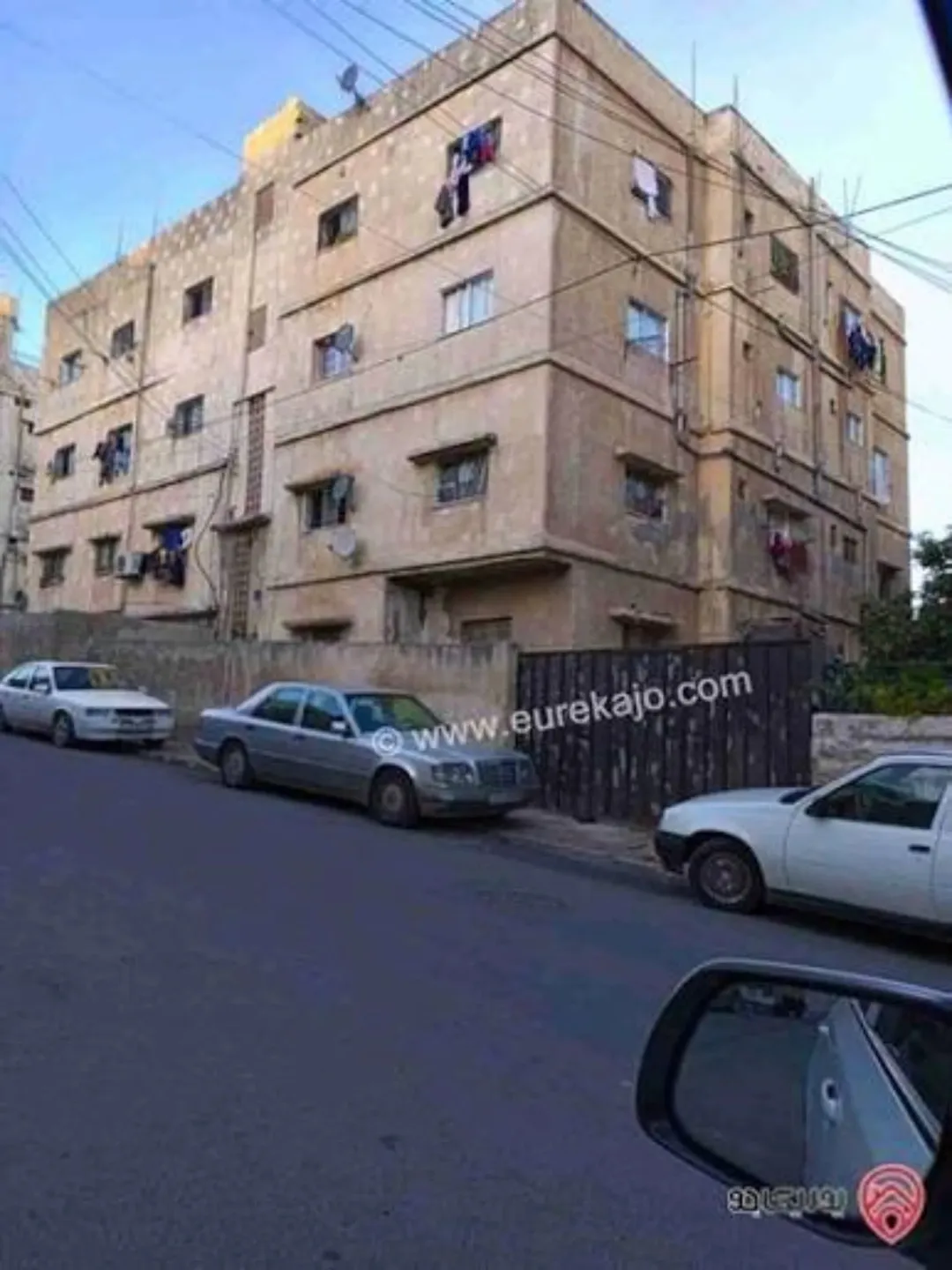 عمارة سكنية فاخرة للبيع في قلب حي نزال على طريق الاخضر بالقرب من شارع بنك الاسكان تتكون من أربعة طوابق تضم عشرين شقة واسعة ومريحة
