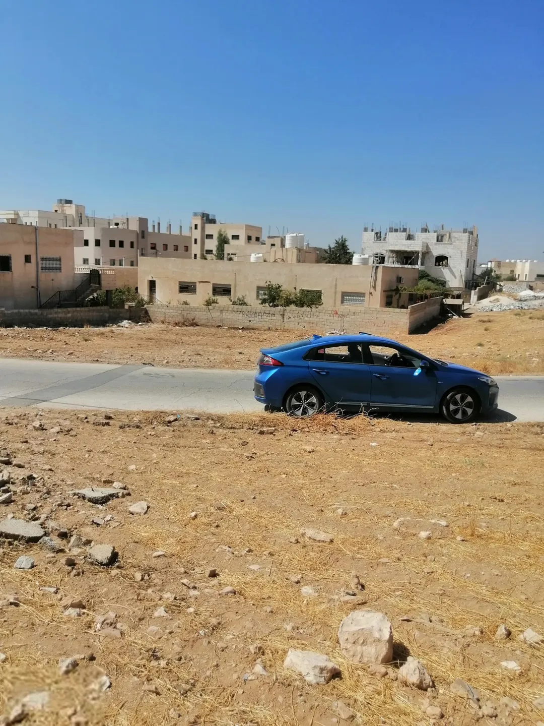 أرض استثمارية مميزة للبيع في منطقة البيضا – إطلالة وخدمات متكاملة