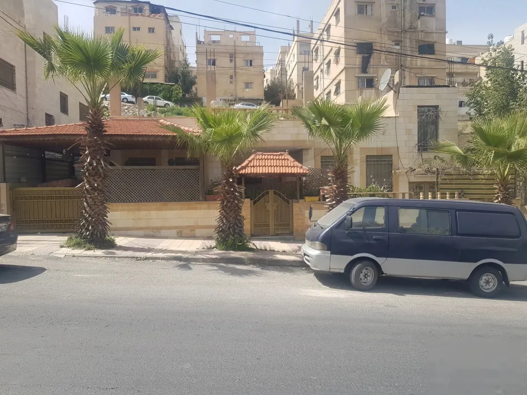فيلا فاخرة على شارع رئيسي