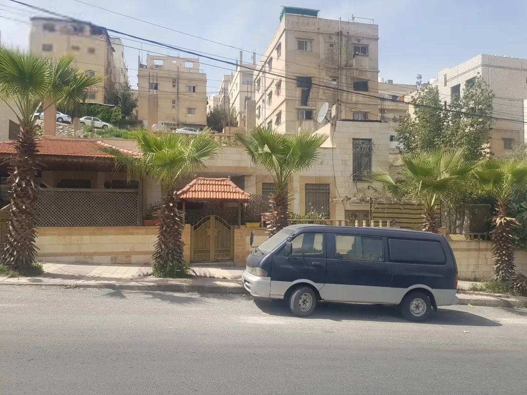 فيلا فاخرة على شارع رئيسي