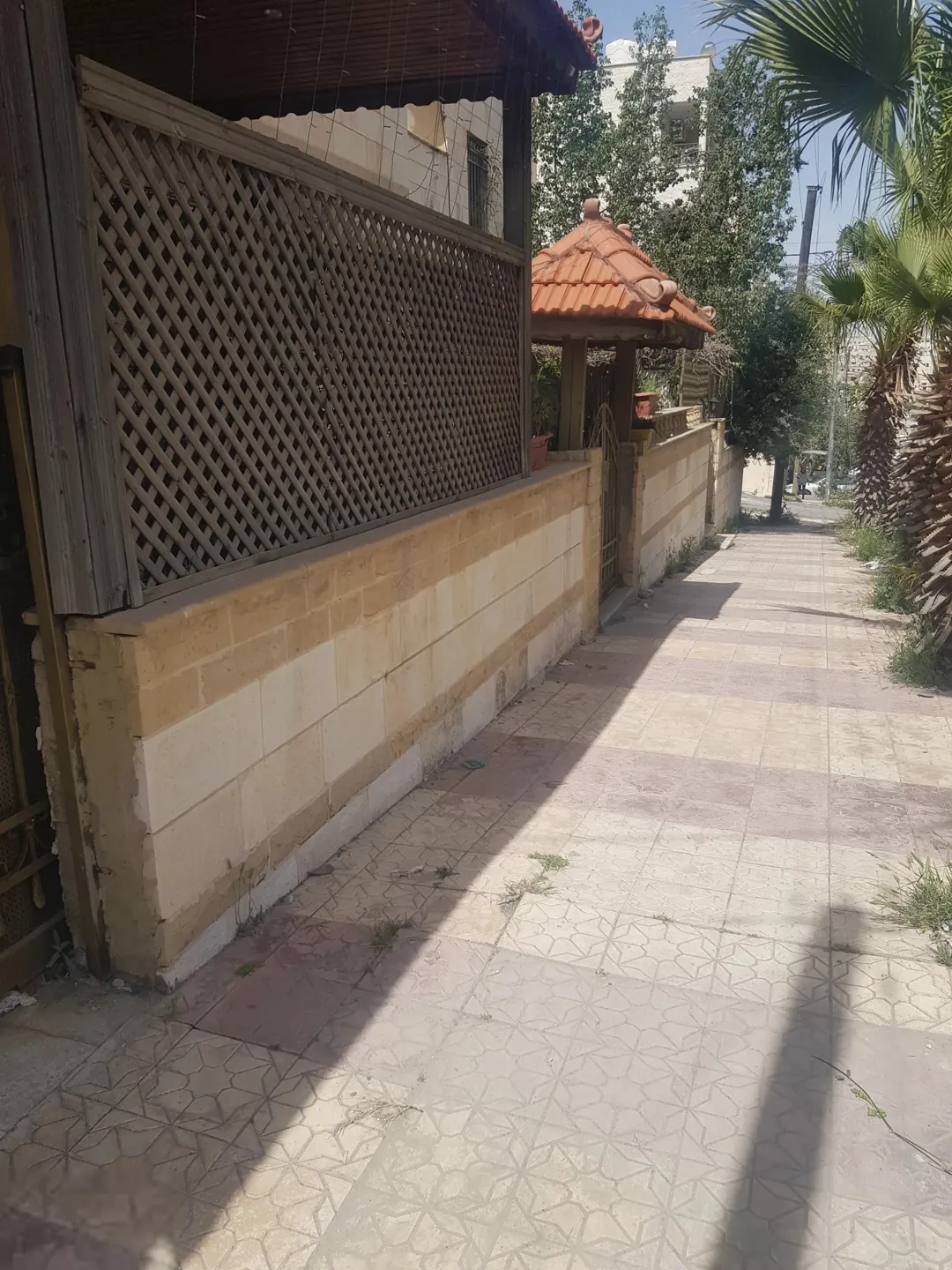 فيلا فاخرة على شارع رئيسي