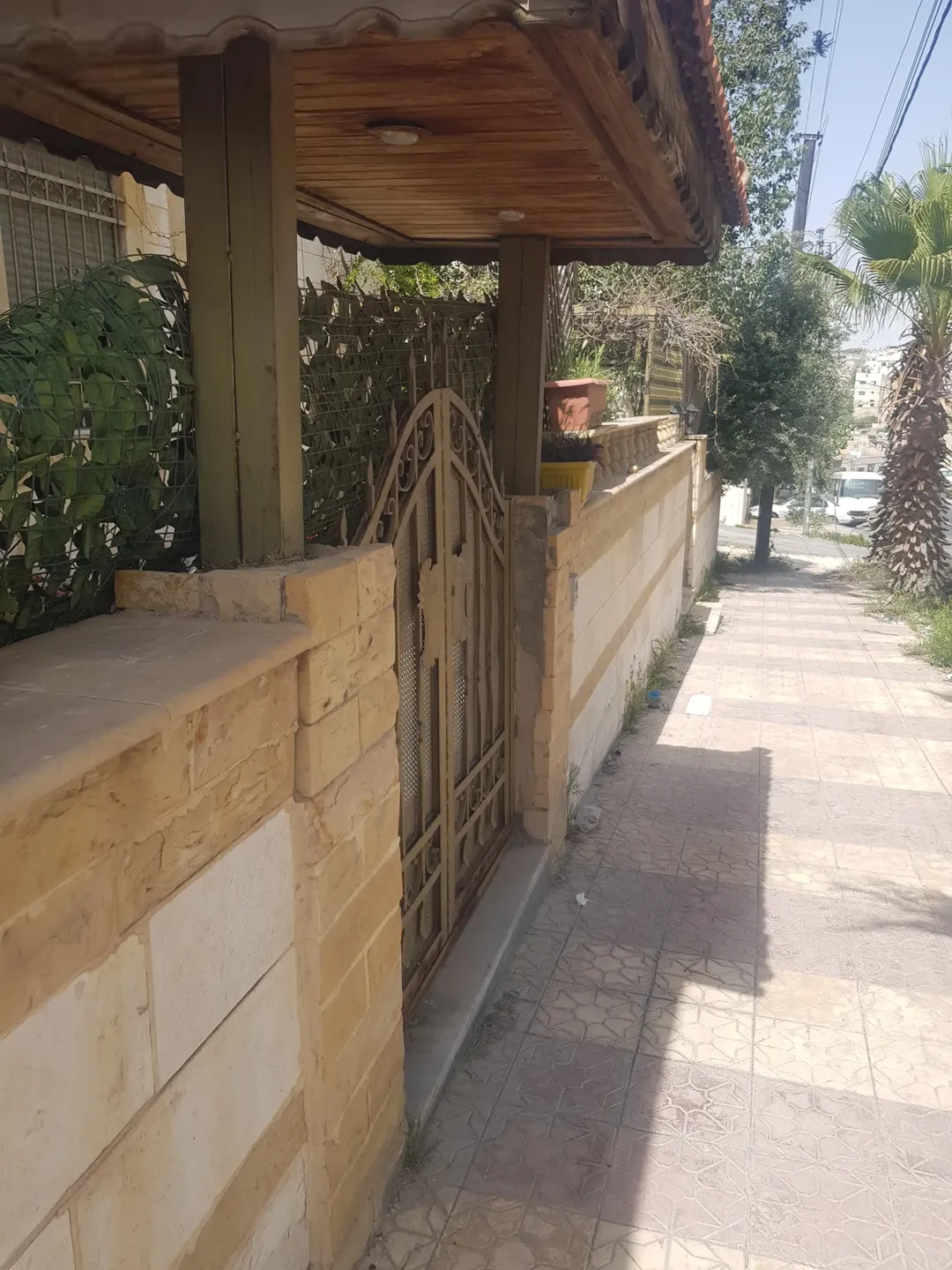 فيلا فاخرة على شارع رئيسي