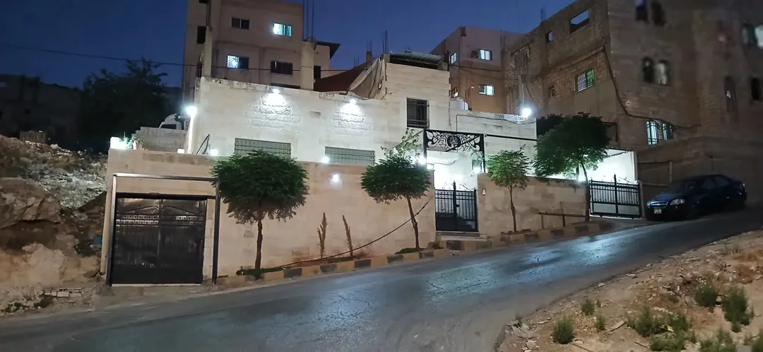 بيت مستقل للبيع بموقع مميز على شارعين