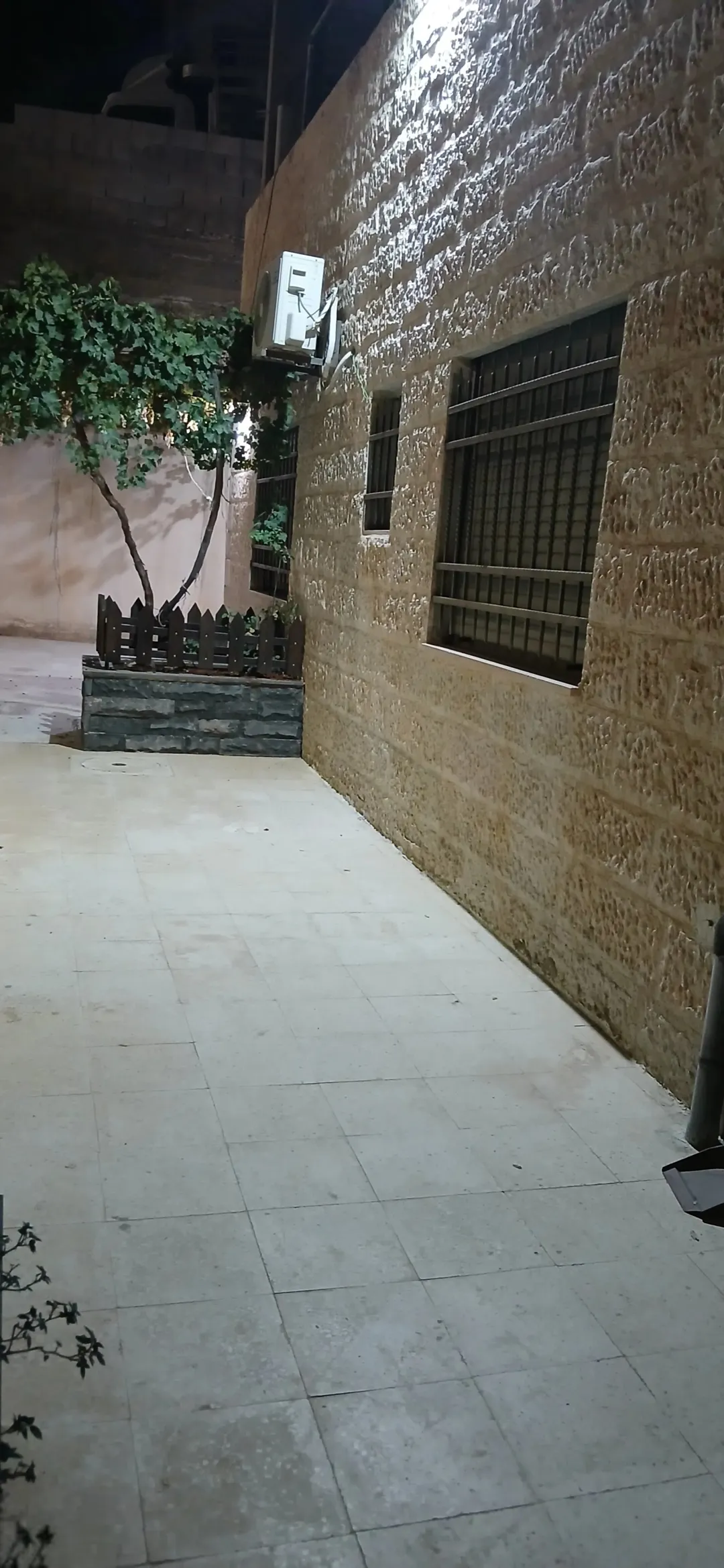 بيت مستقل للبيع بموقع مميز على شارعين