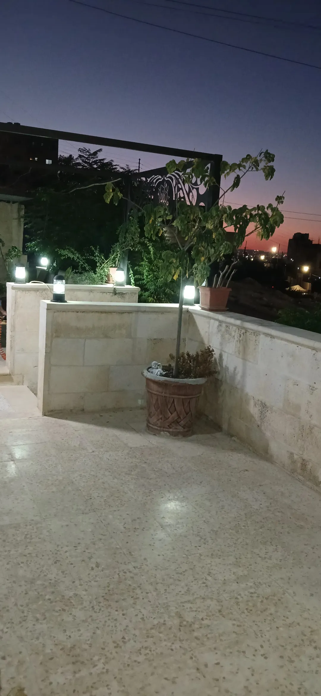 بيت مستقل للبيع بموقع مميز على شارعين