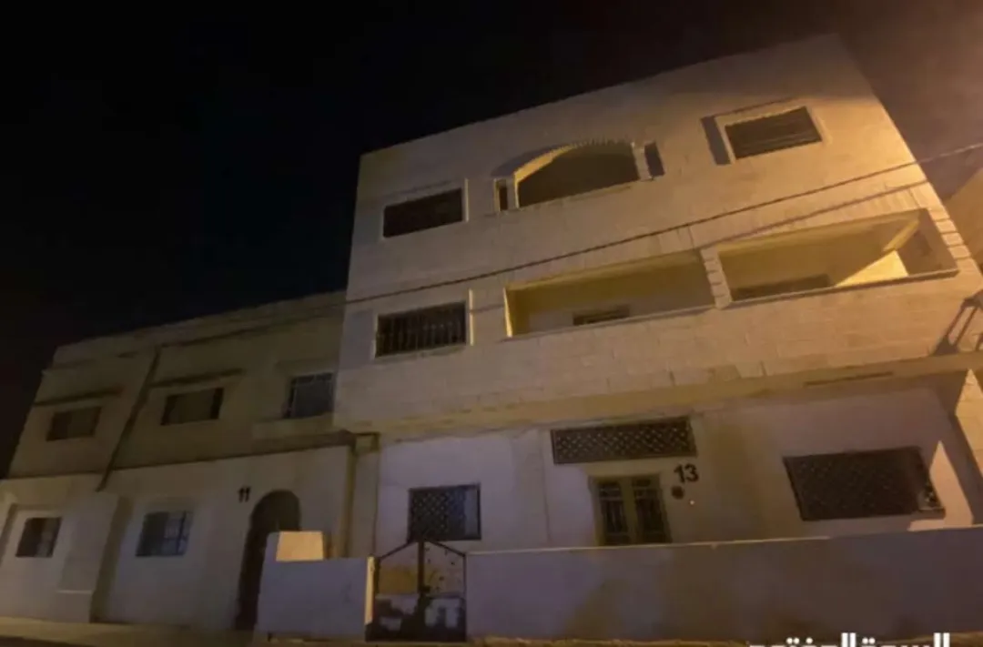 منزل ثلاث طوابق وبجانبي طابقين قبلين للتفاوض