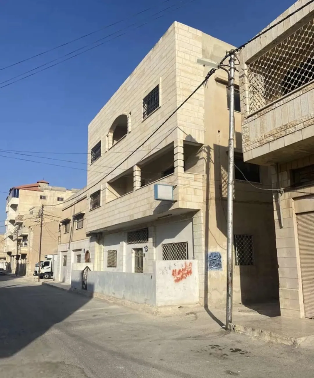 منزل ثلاث طوابق وبجانبي طابقين قبلين للتفاوض