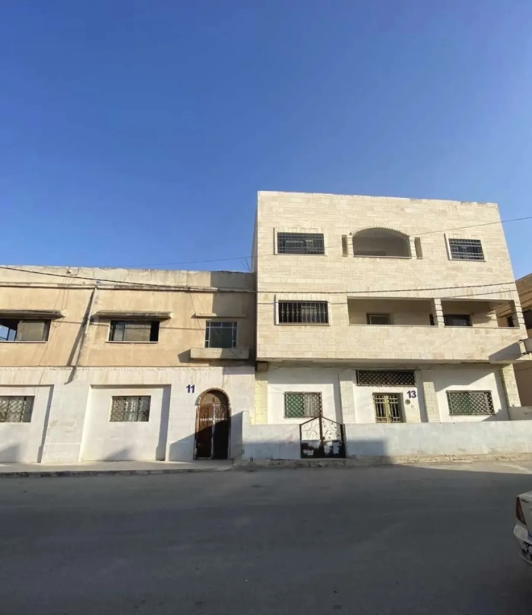 منزل ثلاث طوابق وبجانبي طابقين قبلين للتفاوض