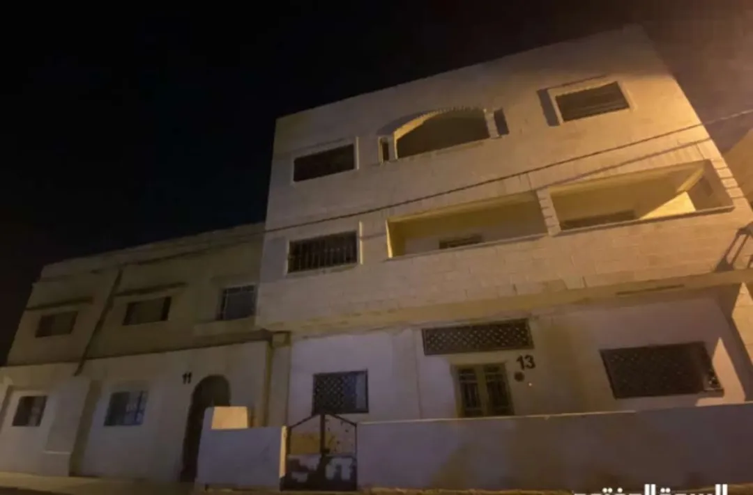 منزل ثلاث طوابق وبجانبي طابقين قبلين للتفاوض