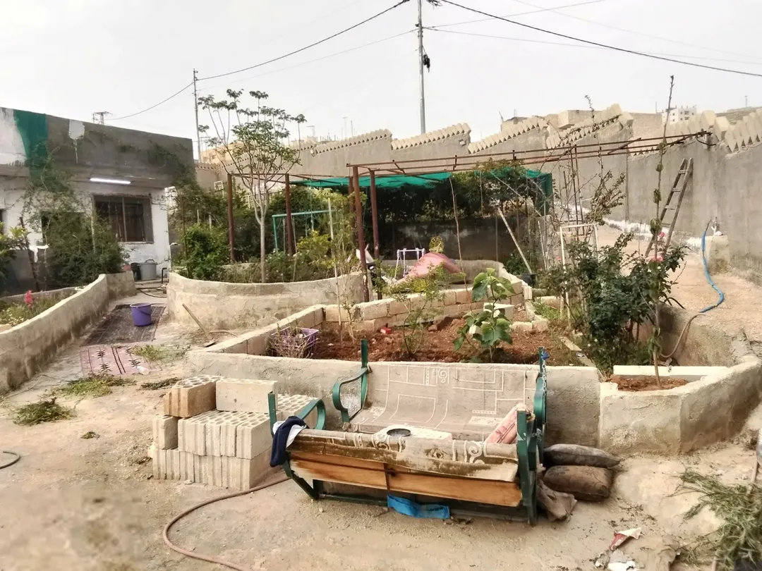 بيت على دونم ارض واجهه 68 على شارعين ثلاثين و14 للبيع بداعي السفر