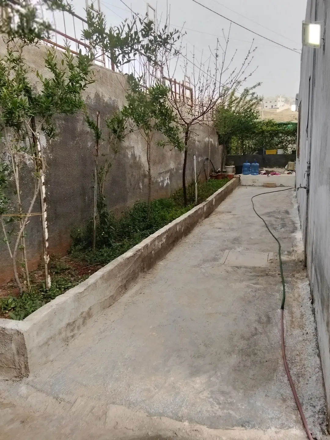 بيت على دونم ارض واجهه 68 على شارعين ثلاثين و14 للبيع بداعي السفر