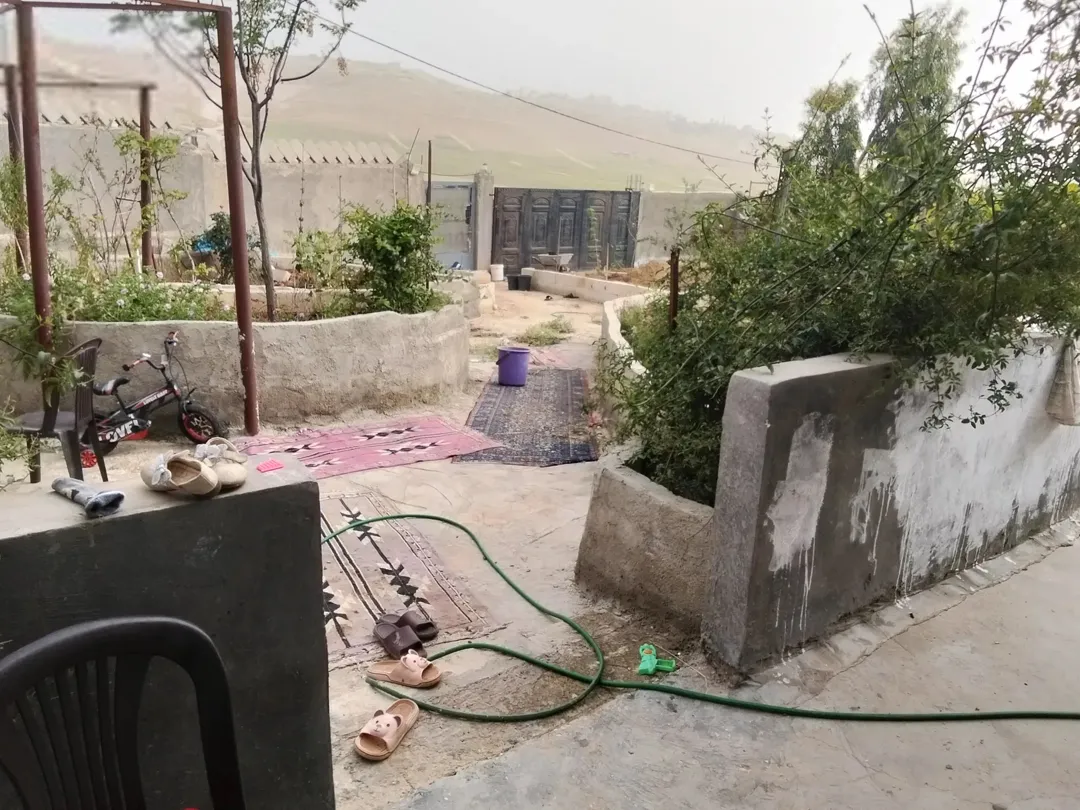بيت على دونم ارض واجهه 68 على شارعين ثلاثين و14 للبيع بداعي السفر