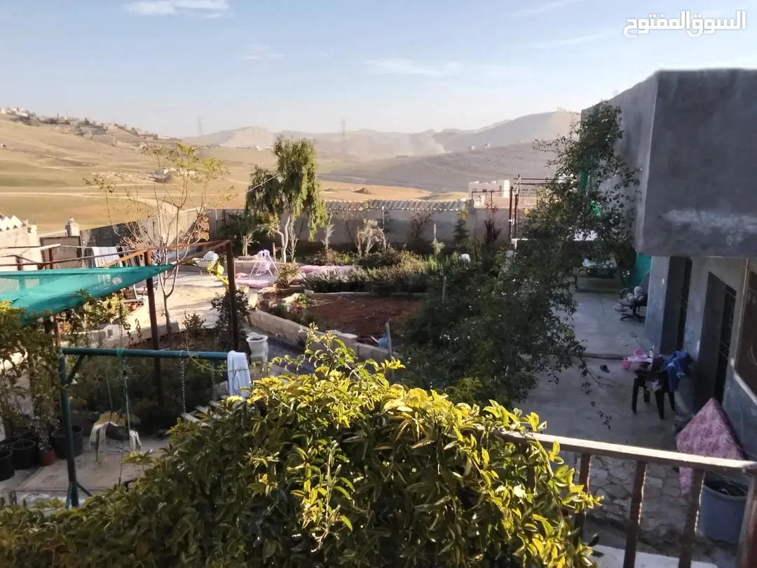 بيت على دونم ارض واجهه 68 على شارعين ثلاثين و14 للبيع بداعي السفر