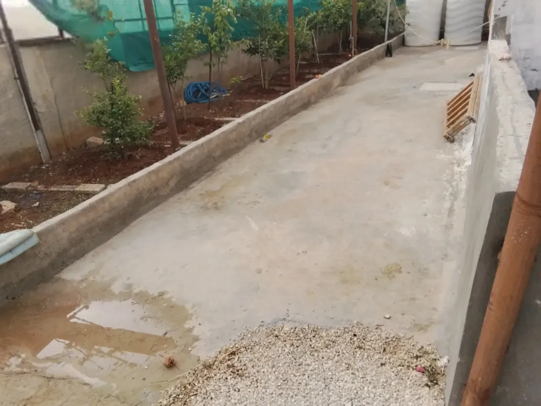 بيت على دونم ارض واجهه 68 على شارعين ثلاثين و14 للبيع بداعي السفر