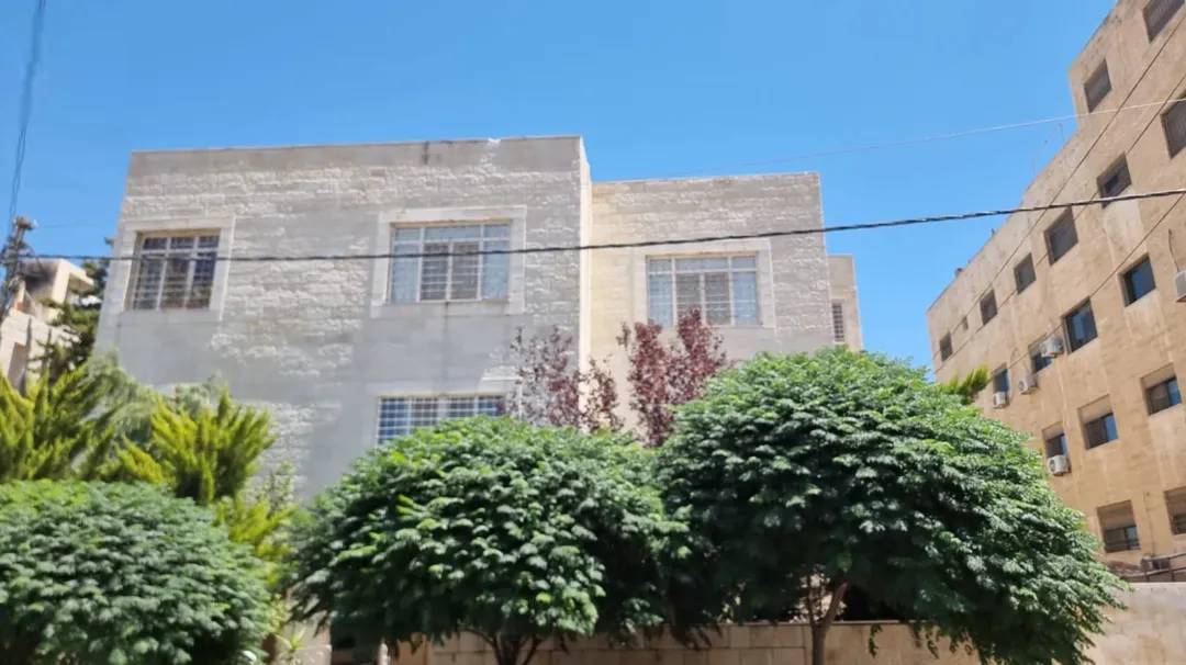 للجادين فقط عمارة سكنية على أرض مساحتها دونم في ام السماق بالقرب من مدارس الدر المنثور