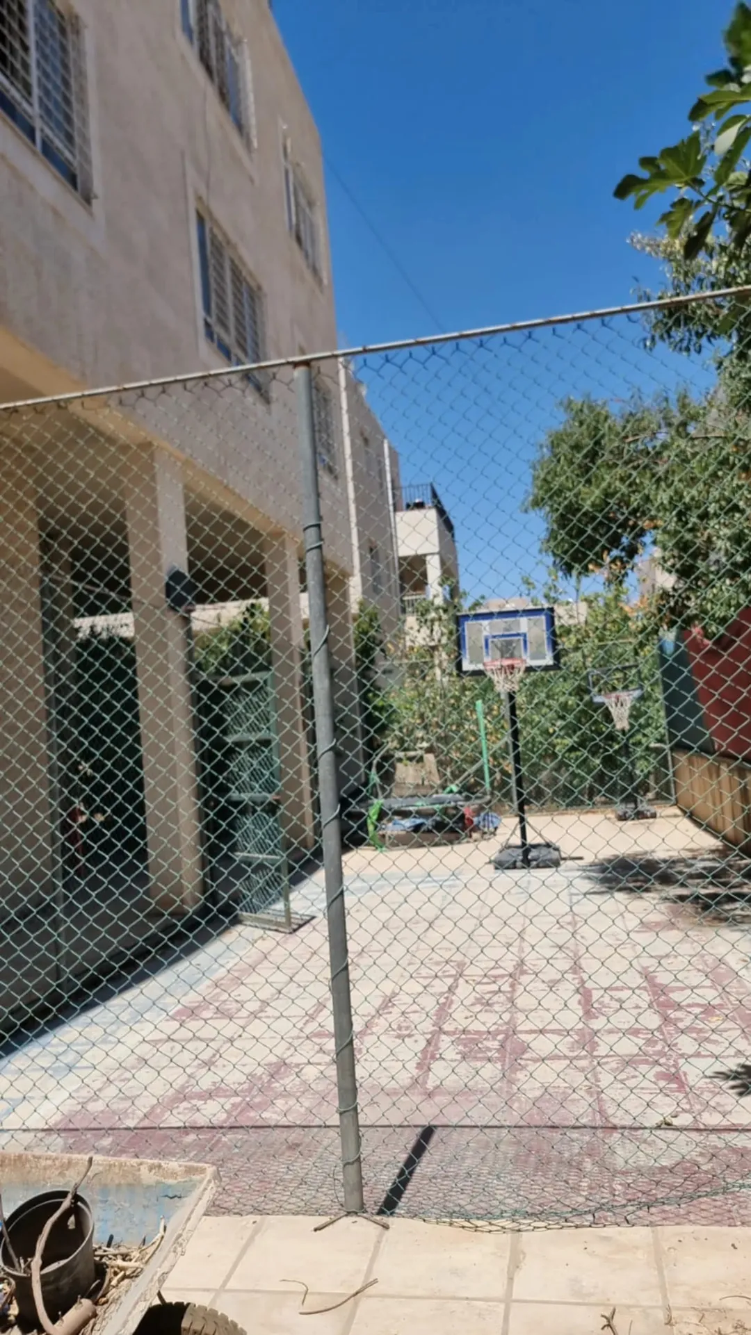 للجادين فقط عمارة سكنية على أرض مساحتها دونم في ام السماق بالقرب من مدارس الدر المنثور