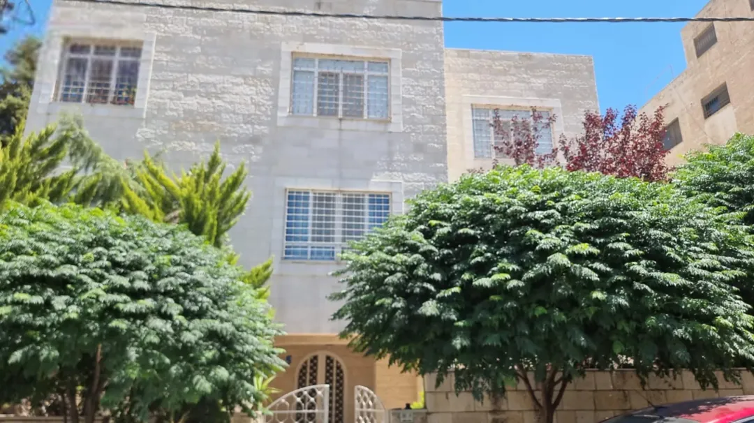 للجادين فقط عمارة سكنية على أرض مساحتها دونم في ام السماق بالقرب من مدارس الدر المنثور