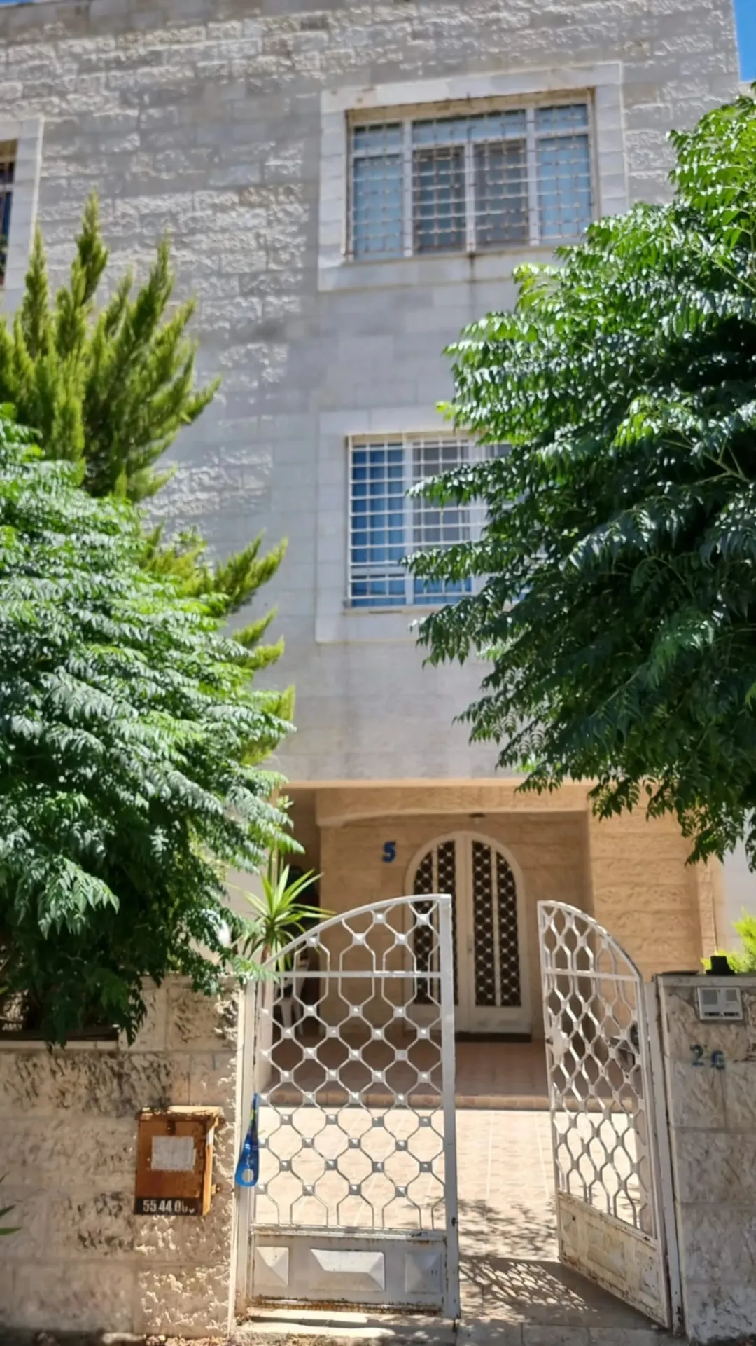 للجادين فقط عمارة سكنية على أرض مساحتها دونم في ام السماق بالقرب من مدارس الدر المنثور