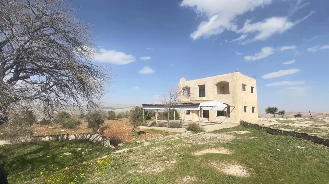 قطعة أرض مميزة للبيع في العالوك تل القمر