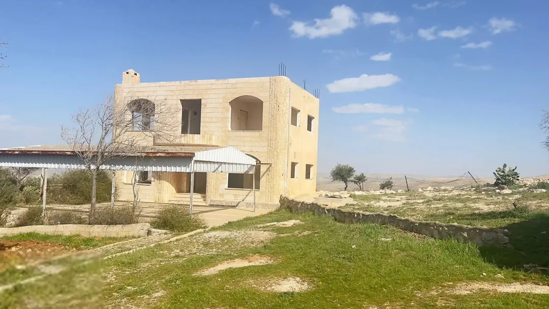 قطعة أرض مميزة للبيع في العالوك تل القمر