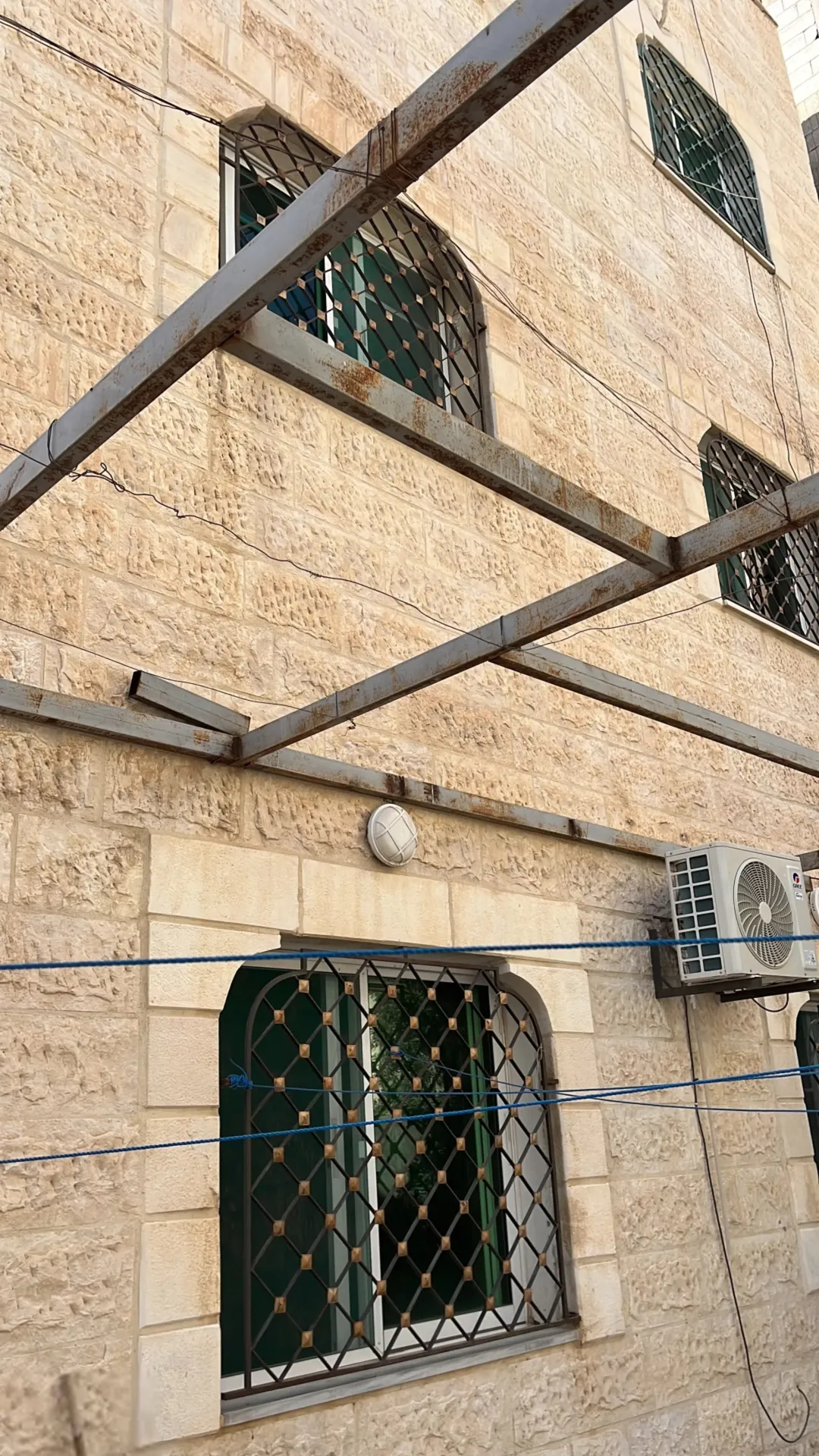منزل مستقل مميز مكون من 3 طوابق في المستندة بالقرب من المنطقة الصحية والحديقة