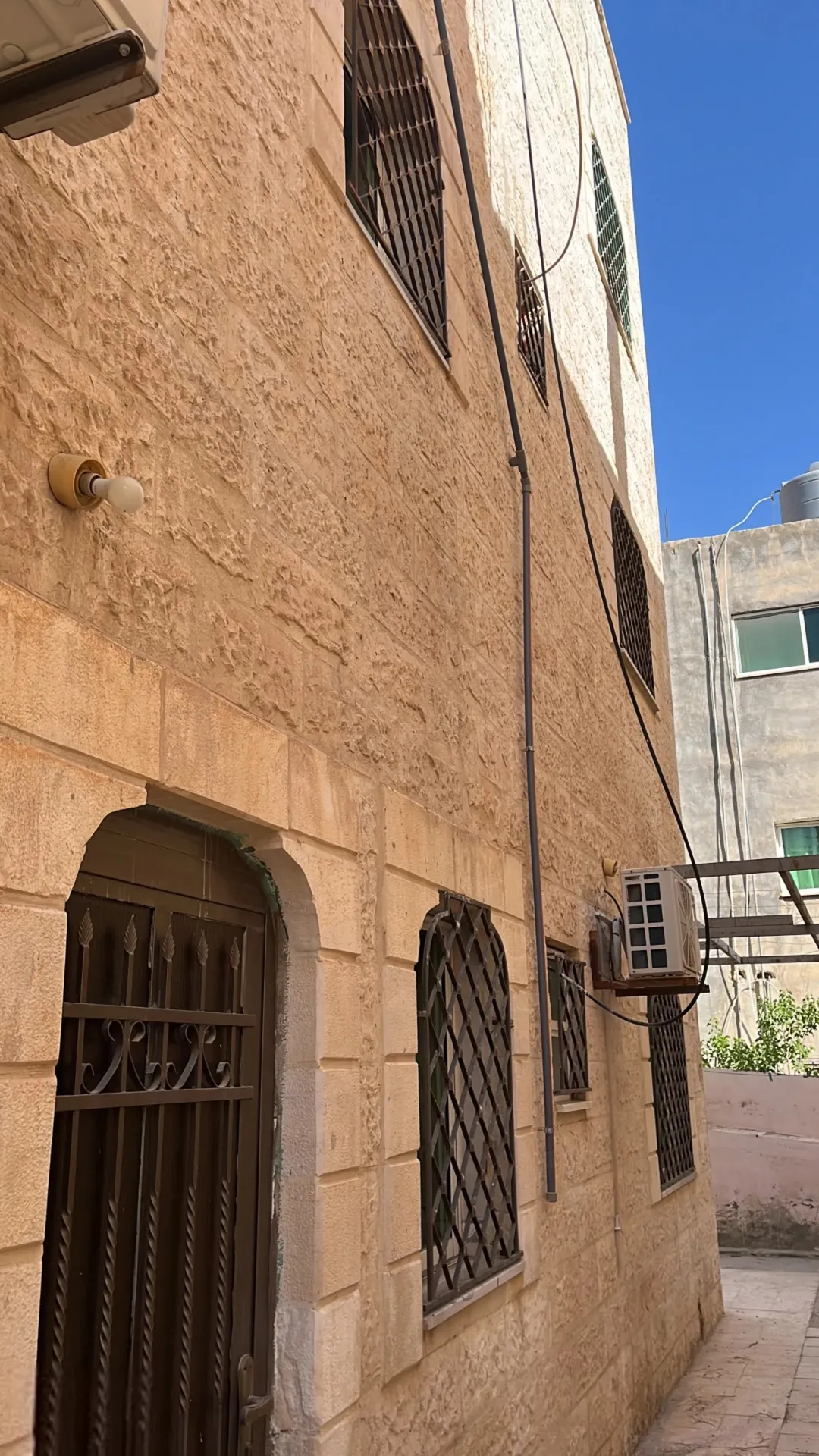 منزل مستقل مميز مكون من 3 طوابق في المستندة بالقرب من المنطقة الصحية والحديقة