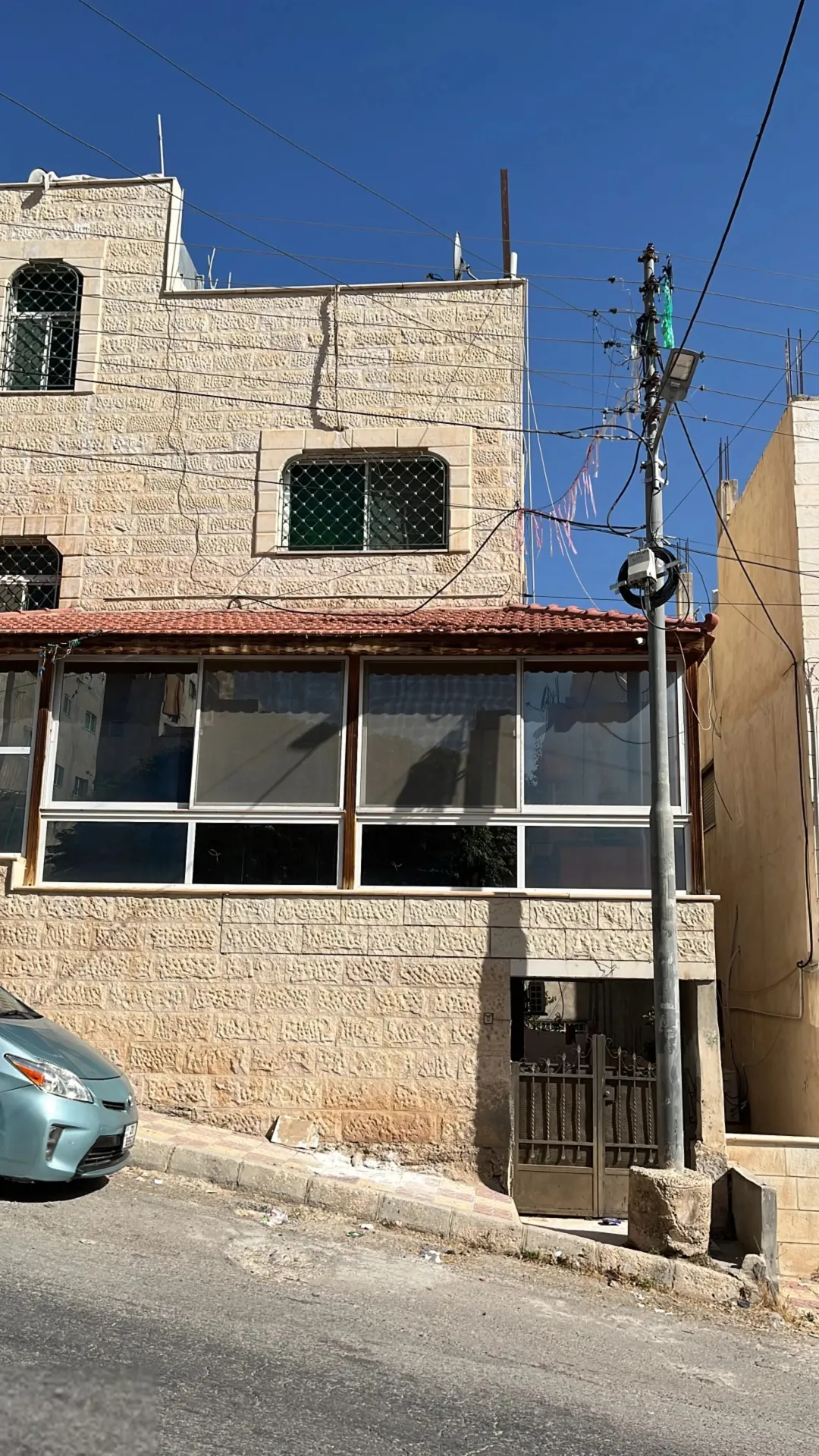 منزل مستقل مميز مكون من 3 طوابق في المستندة بالقرب من المنطقة الصحية والحديقة