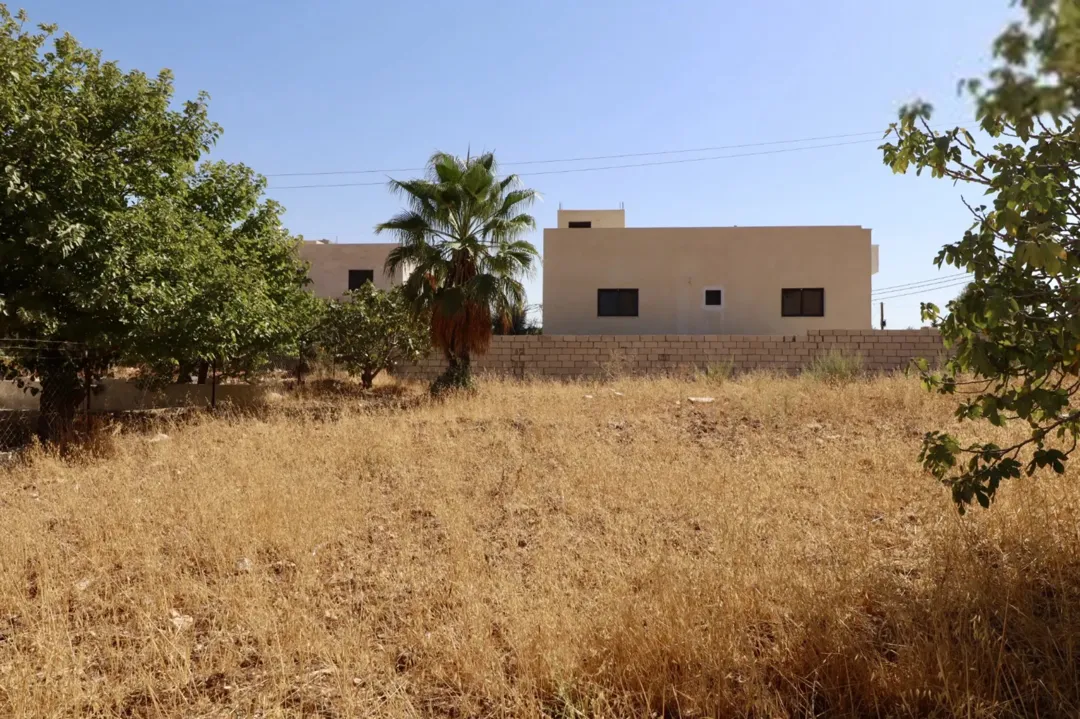 أرض مميزة في أبو النعير إطلالة خلابة على حدائق الحسين