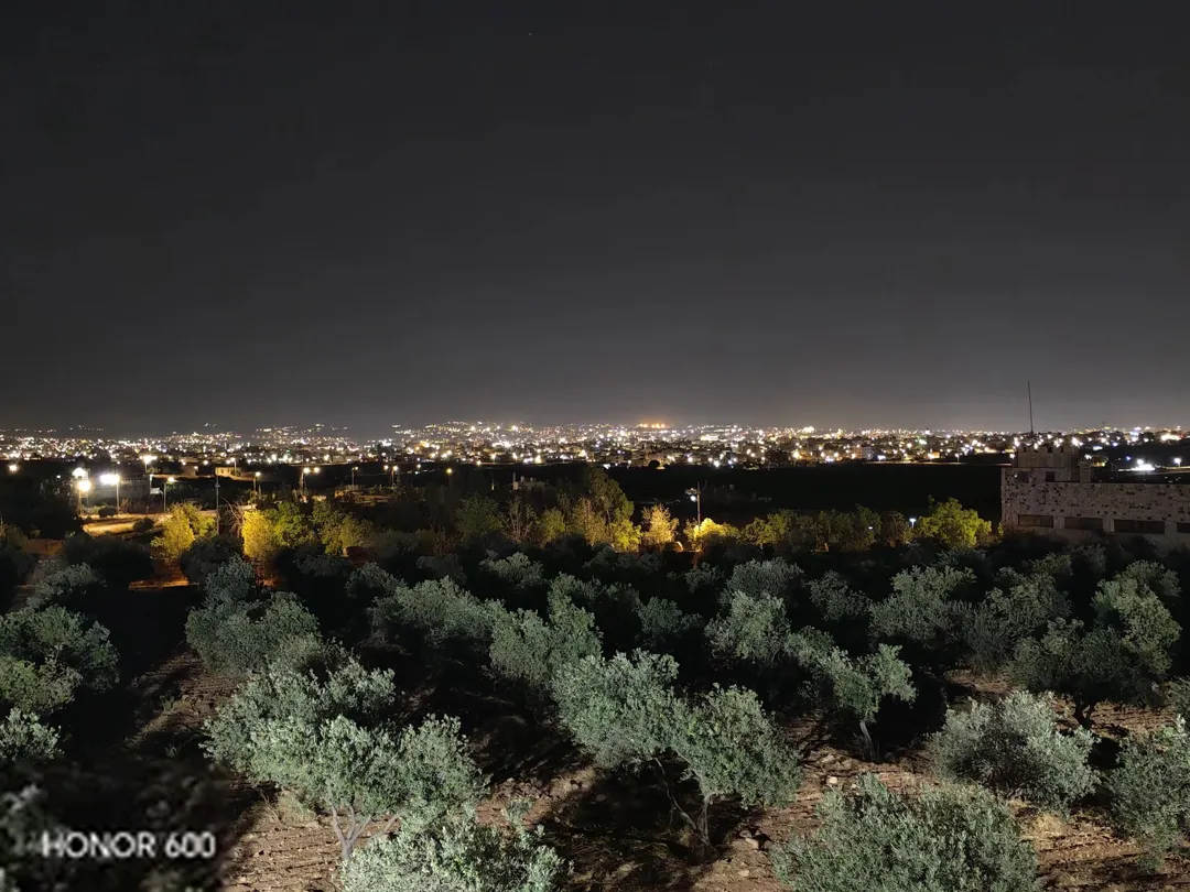 مزرعه في حواره اربد بجانب سرايا الشرع 10دونم على شارعين سعر الدونم 28 الف